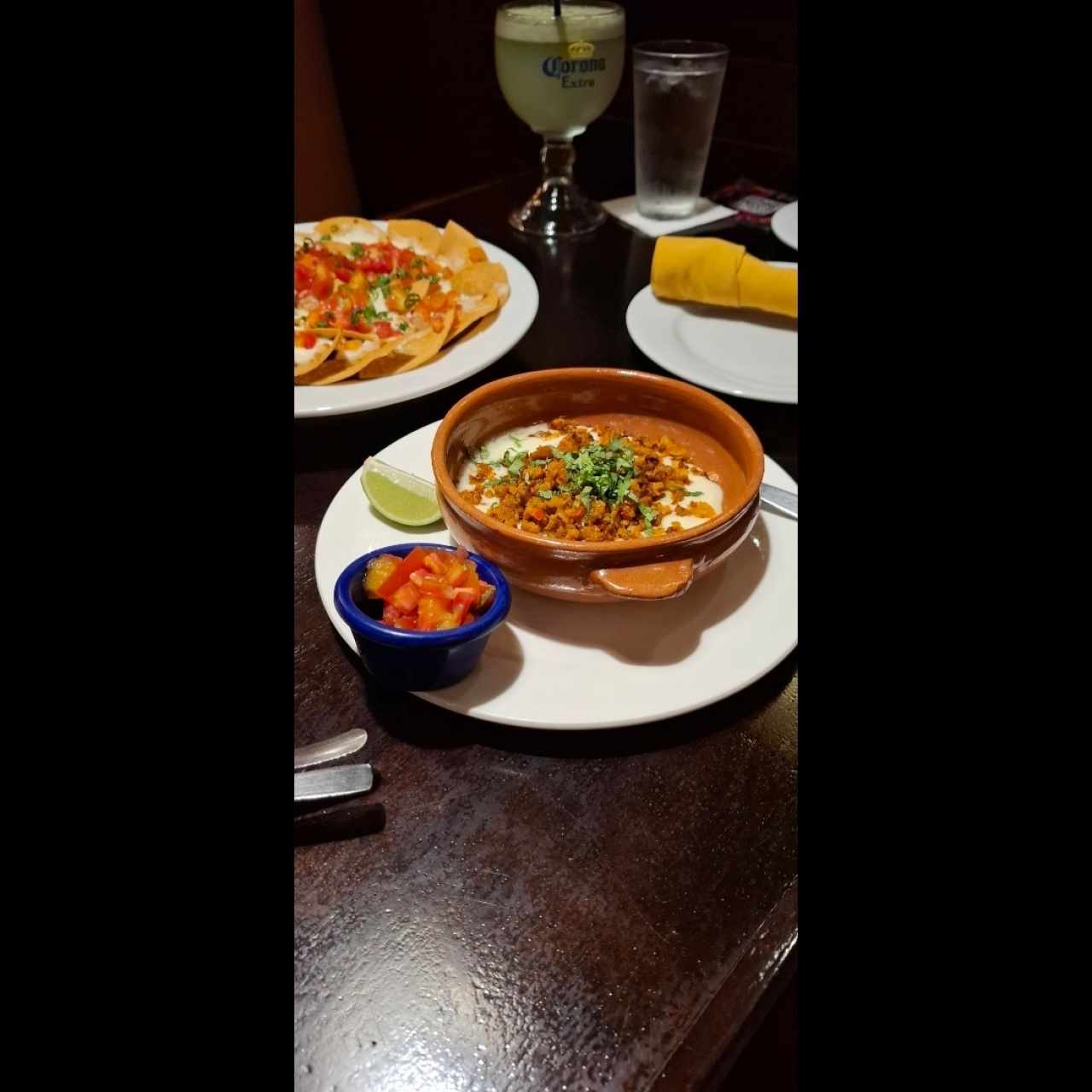 Queso fundido con chorizo