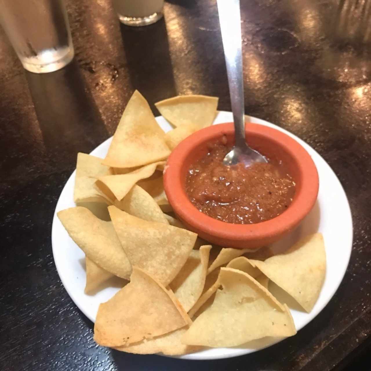 Totopos con salsa cortesía de la casa