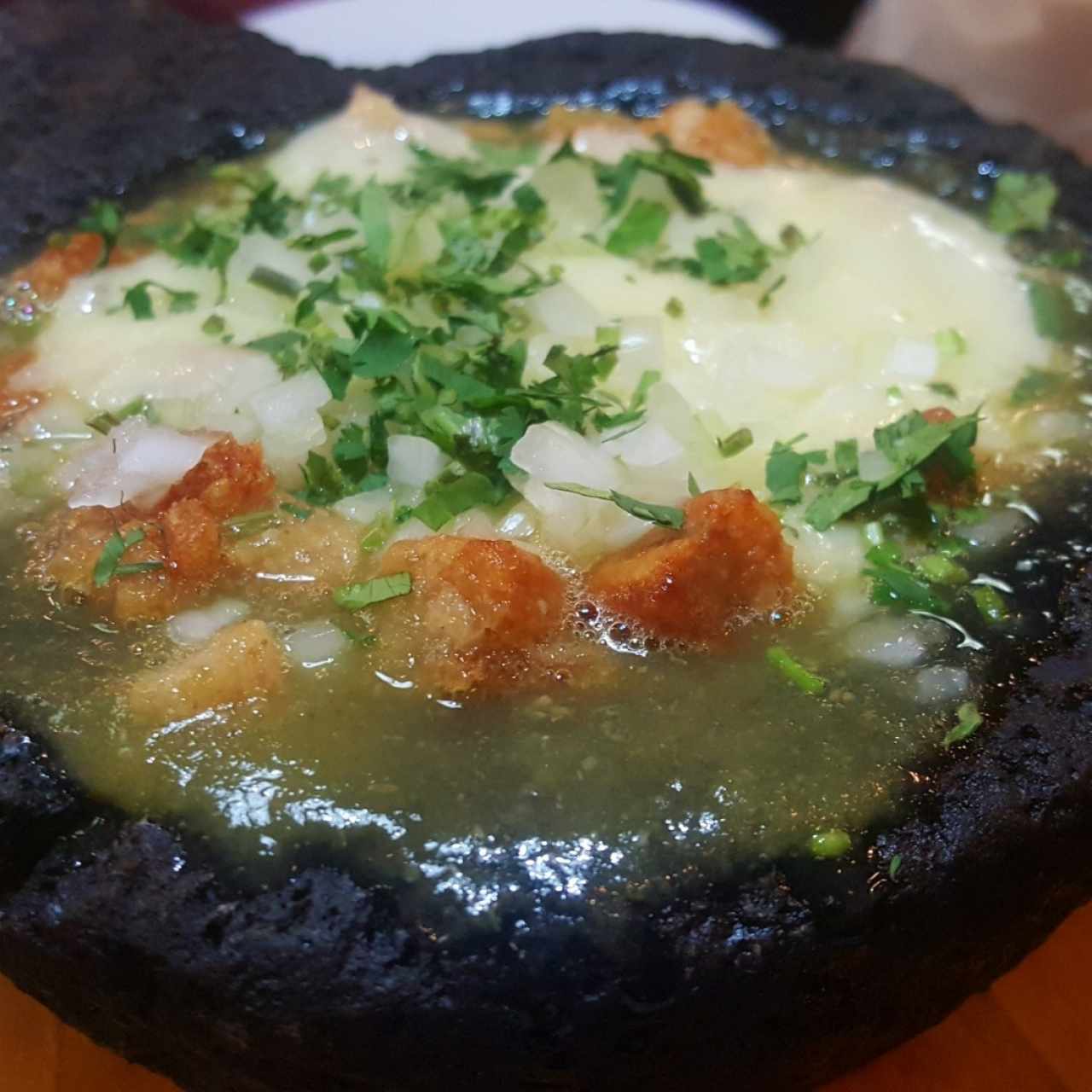 queso fundido con Chicharrón 