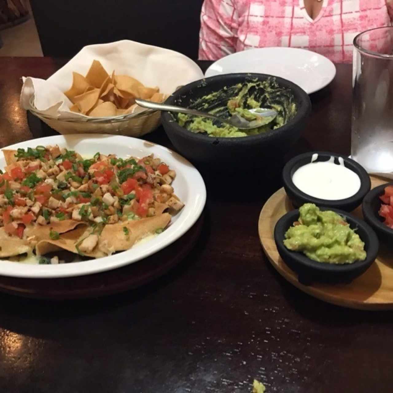 nachos de pollo y topototitos com guacamole 