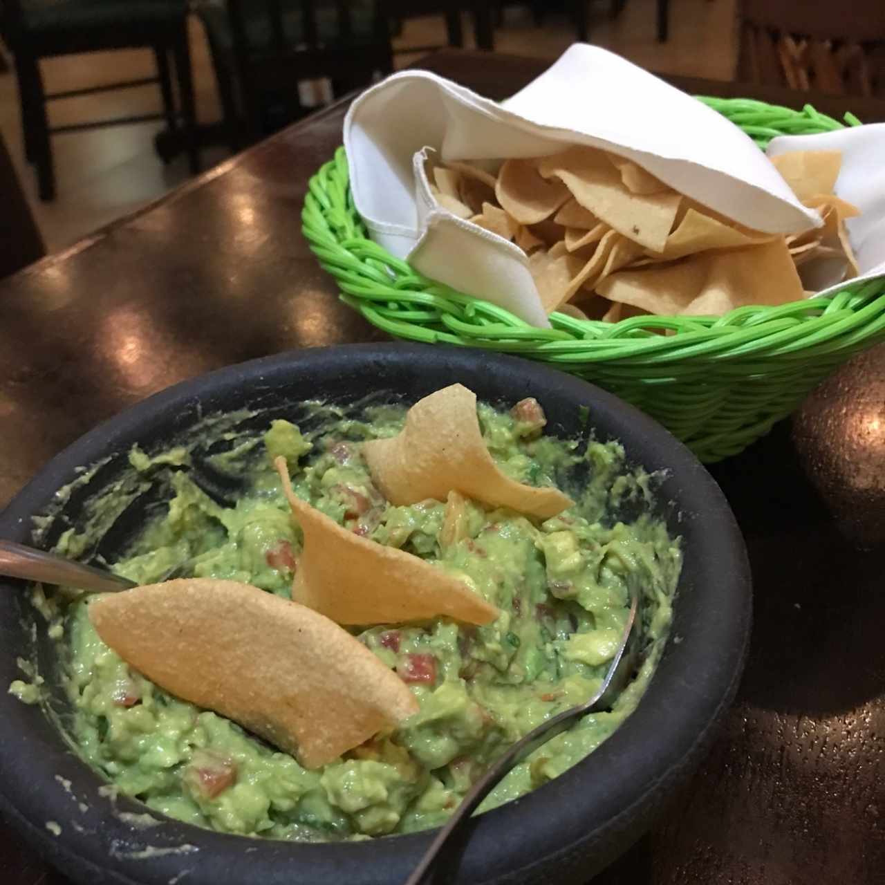 guacamoles con chips.