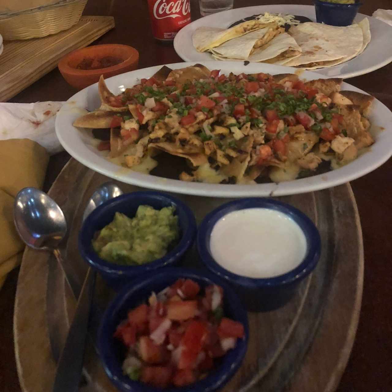 Nacho de pollo y quesadillas