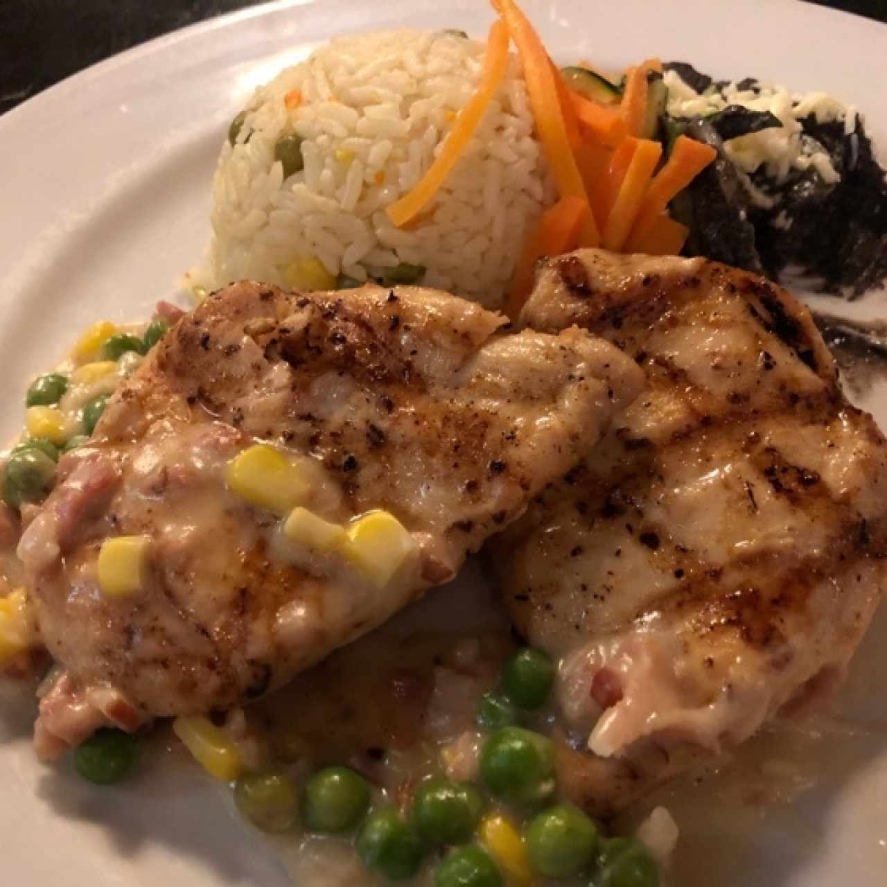 Suprema de pollo a la reina