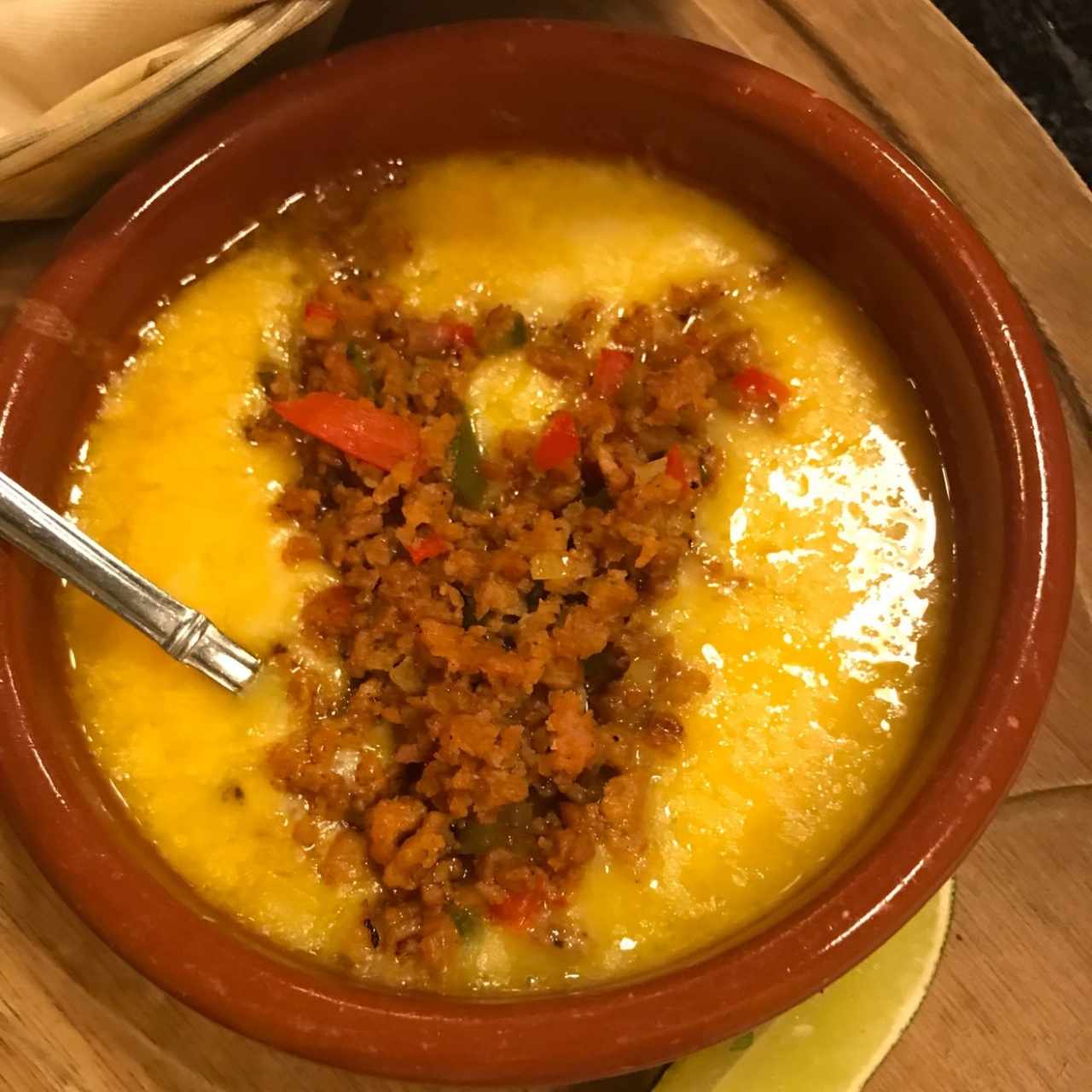 queso fundido con chorizo