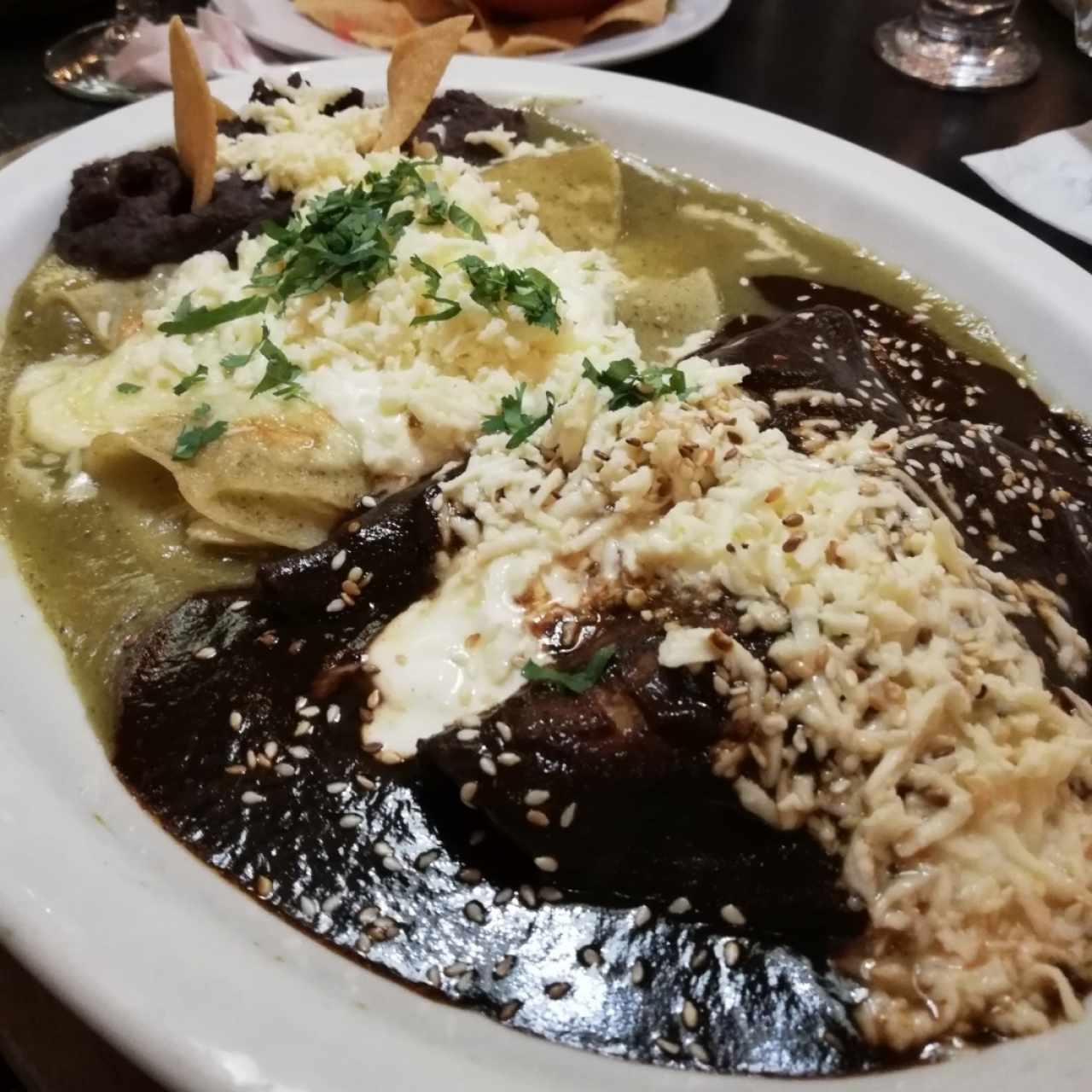 Enchildas de salsa verde y mole