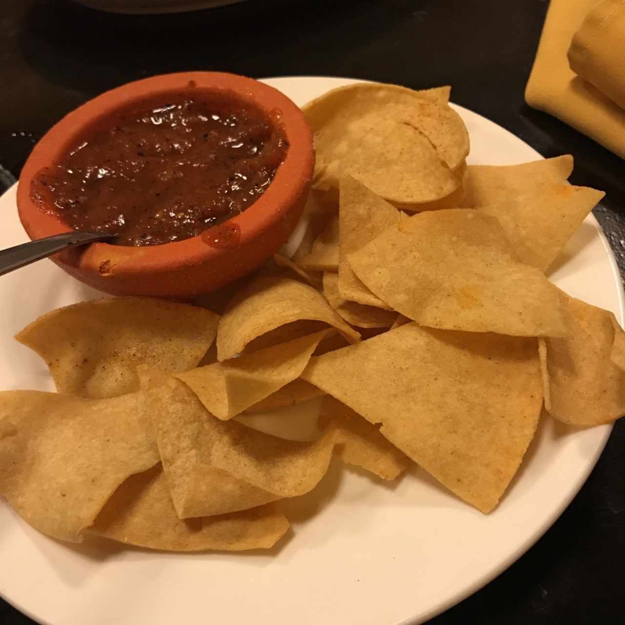 totopos con salsa de la casa