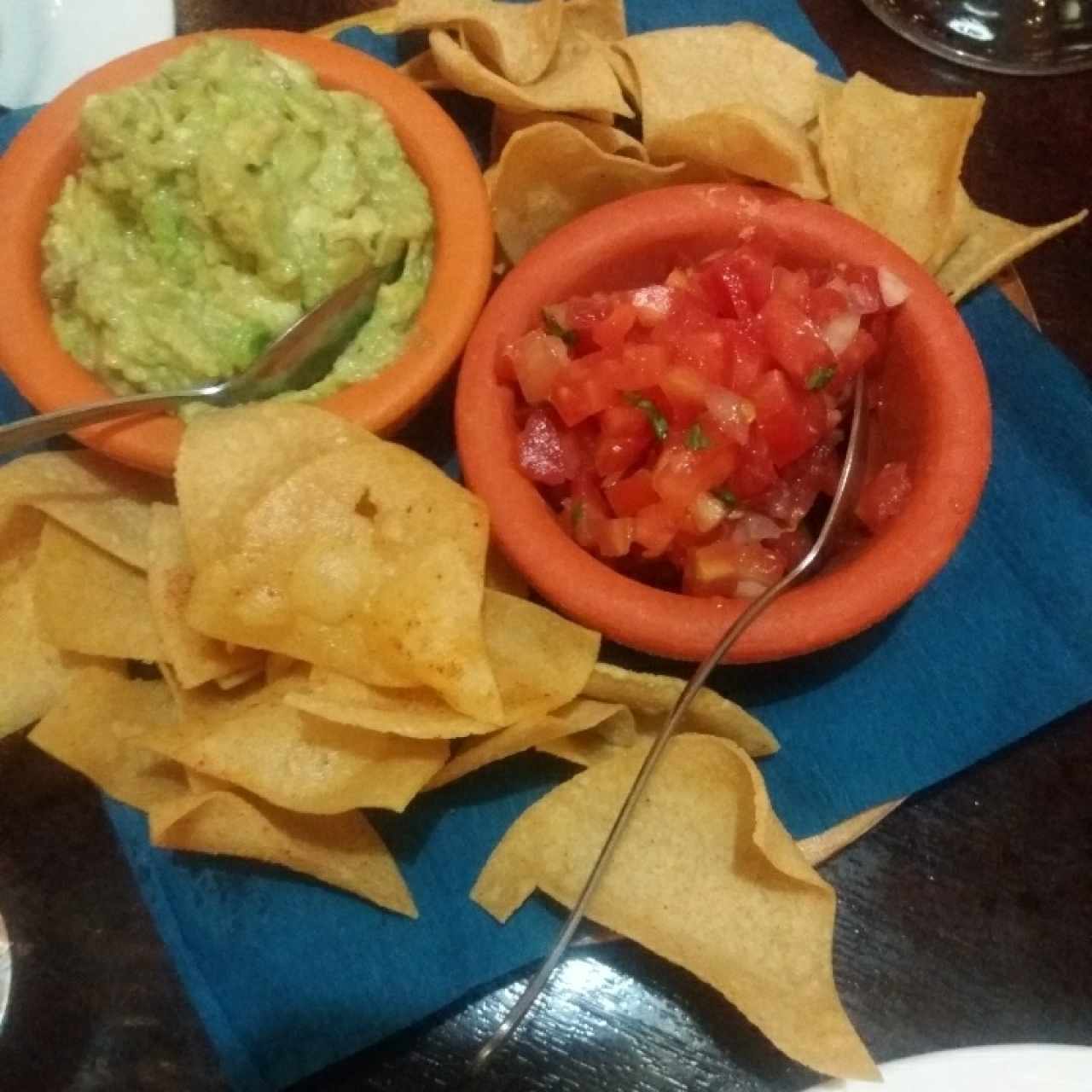 guacamole y nachos con pico de gallo