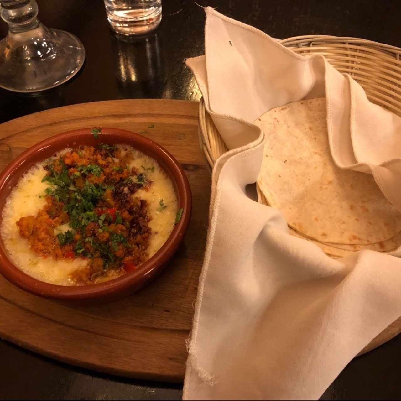 Queso fundido con extra chorizo