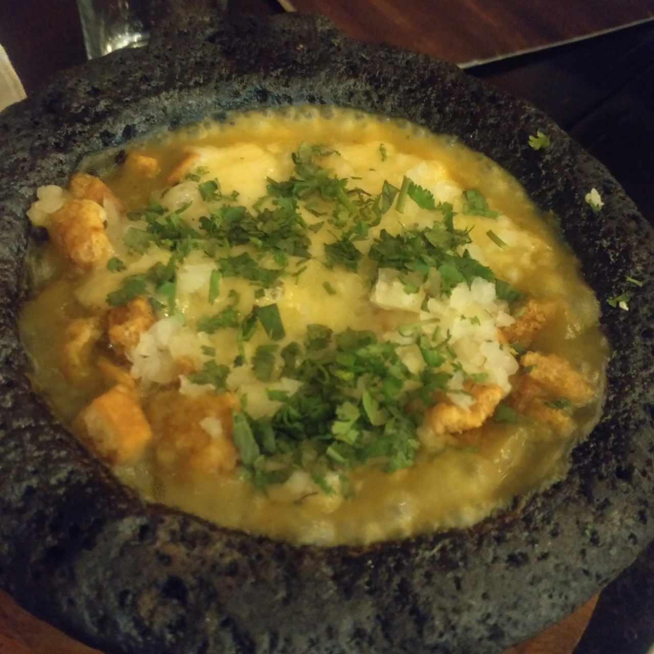 Queso fundido con chicharrón