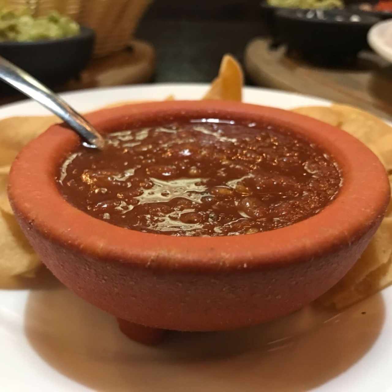 salsa con totopos de cortesia