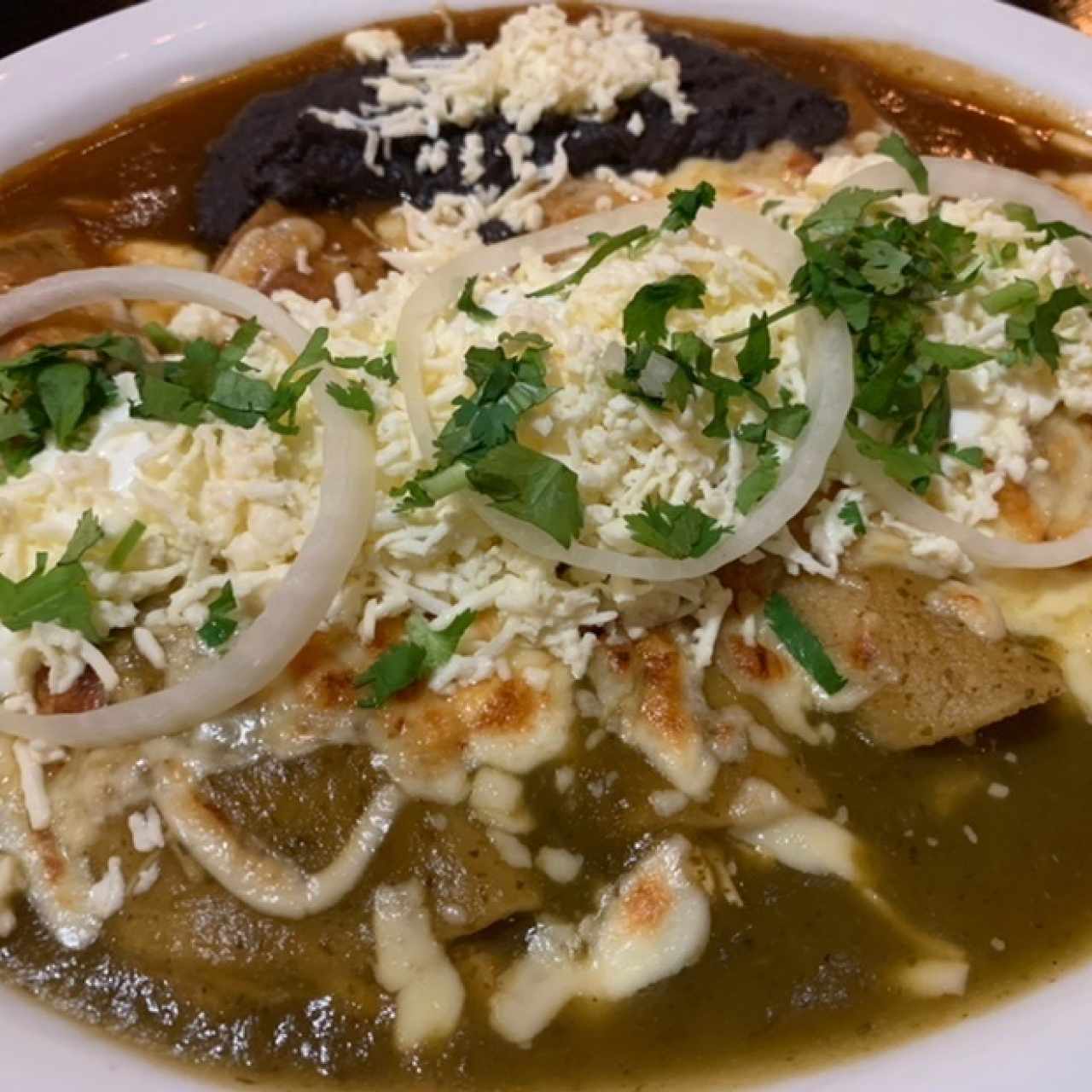 Enchilada de pollo con salsa divorciada