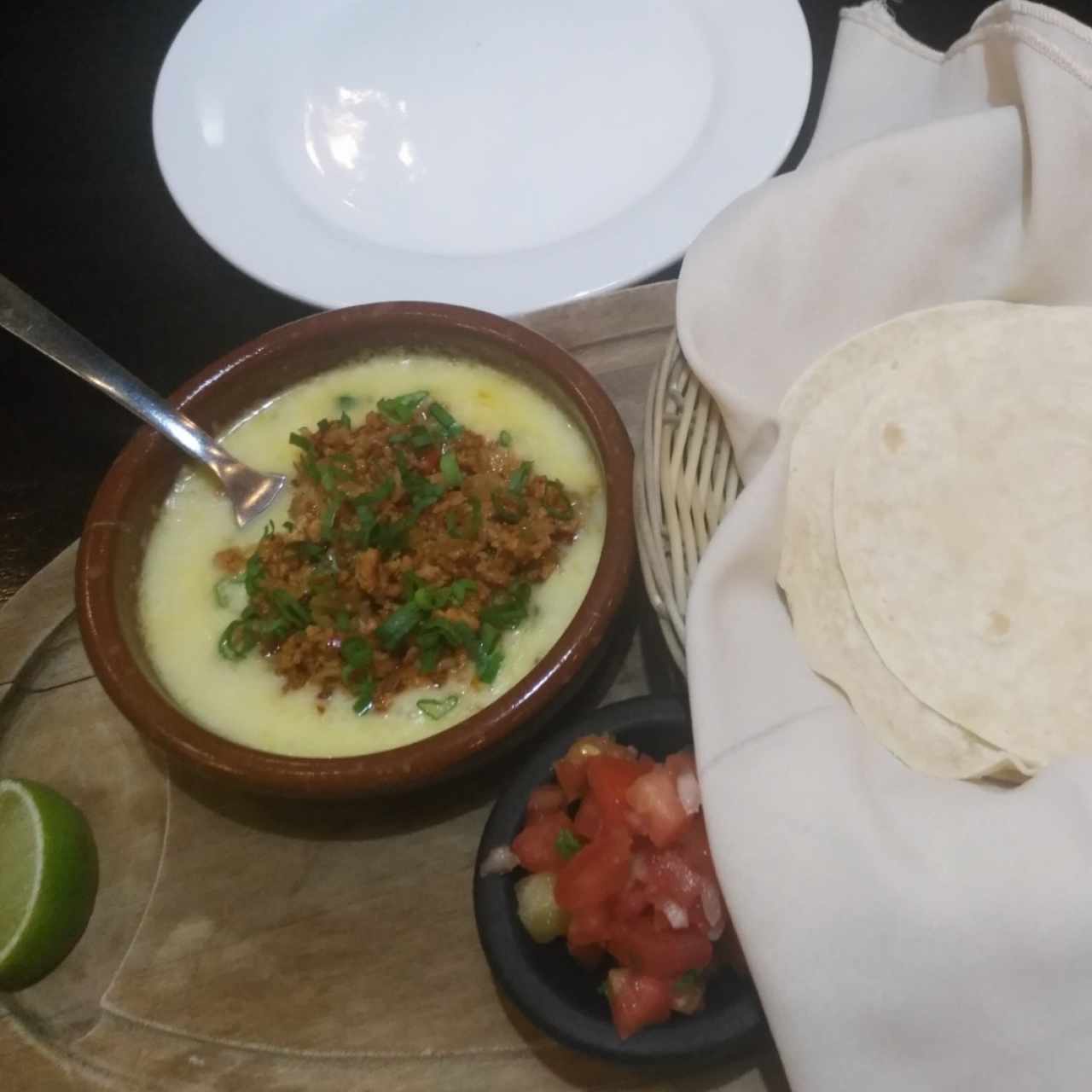 Queso fundido con chorizo