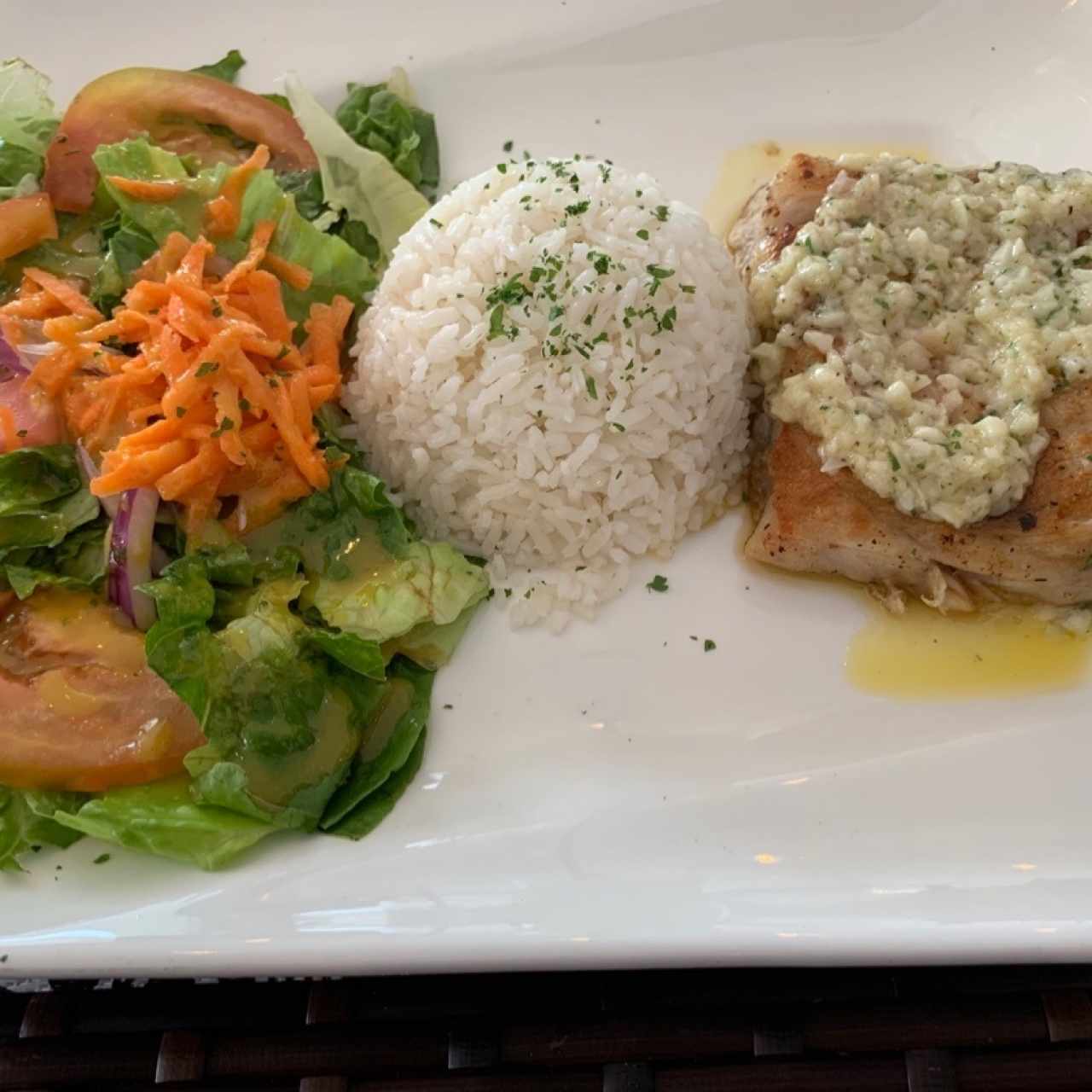 Pescado al ajillo con arroz y ensalada.