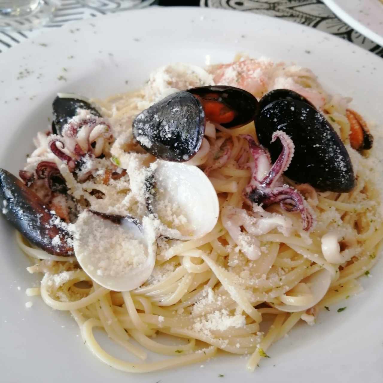 Linguini  Marinera al olio. Espectacular