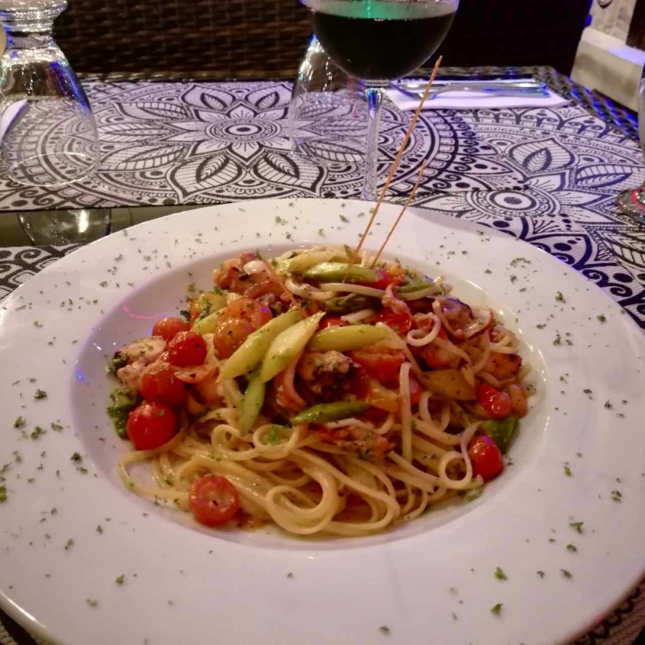 Linguini con pulpo, esparragos fresco y tomate cherry