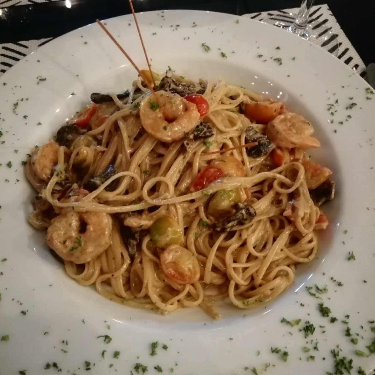 Linguini con salsa de hongos porcini, camaron y tomate cherry 