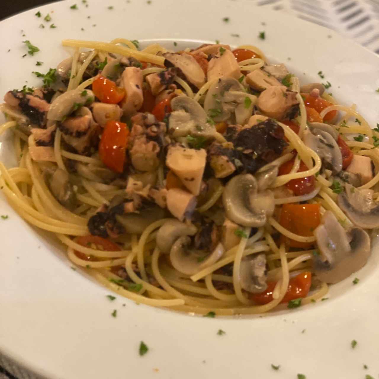 Spaguetti aglio e olio con pulpo y tomates cherry