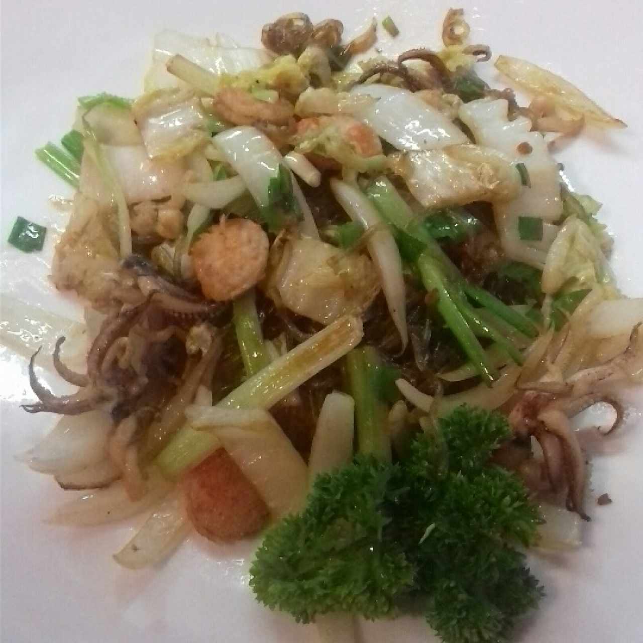 Fideos de camote con mixto de mariscos. Agregue toque picante a gusto y disfrute!!!