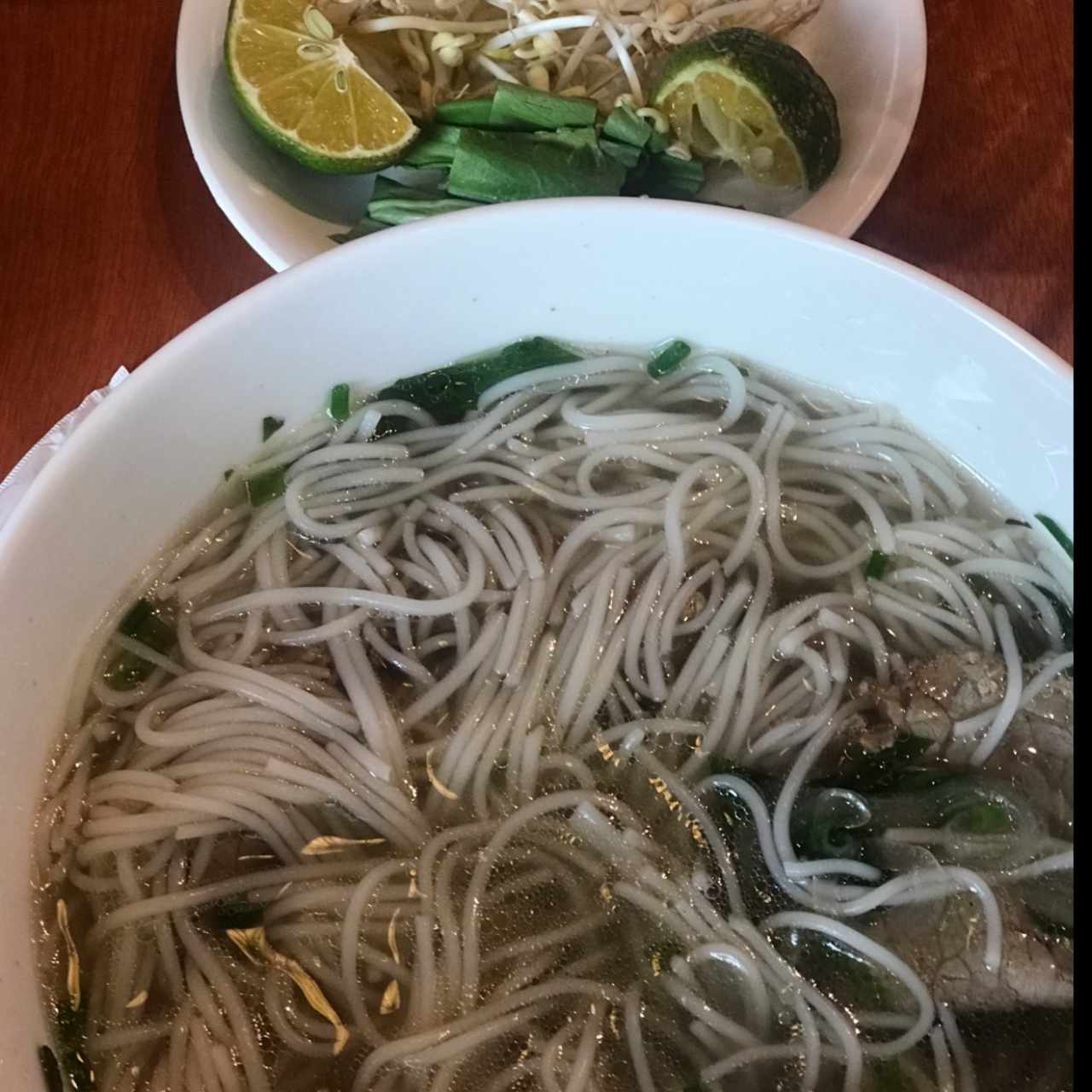 Sopa con fideos de arroz