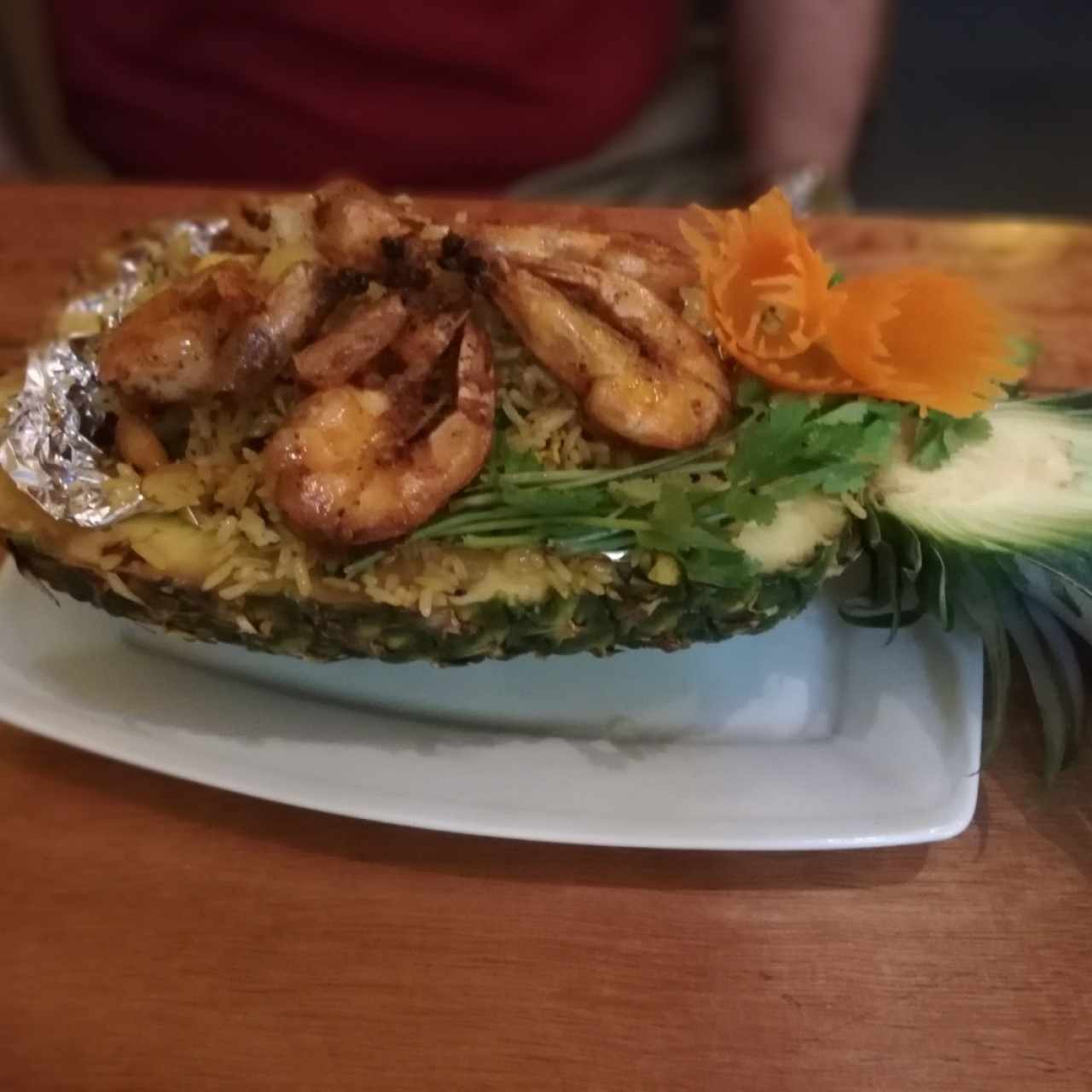 Arriz frito con camarones y piña