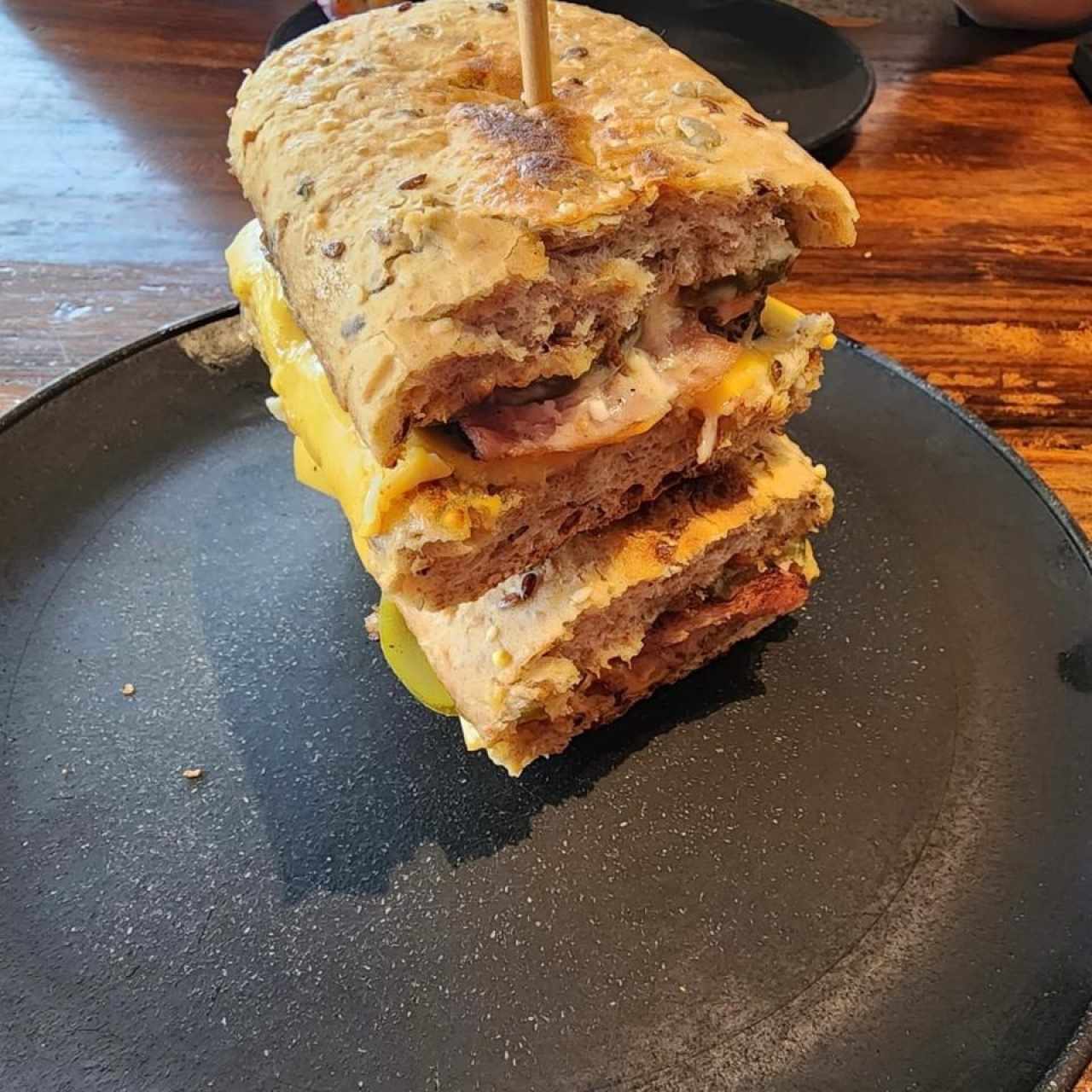 LA GUAGUA (Pernil de Cerdo, Jamón de Pierna, Queso Suizo, Pepinillo, Salsa Picante de la Casa, Mostaza Dijon) 