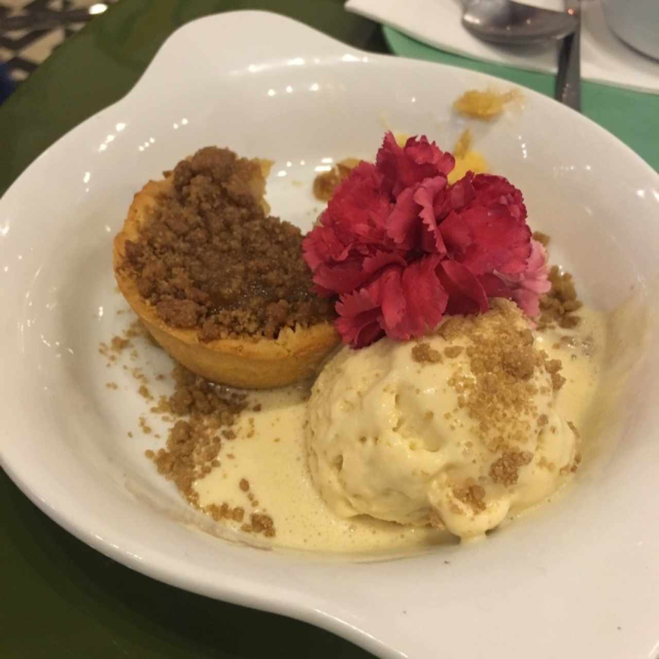 Apple Crumble con helado de naranja