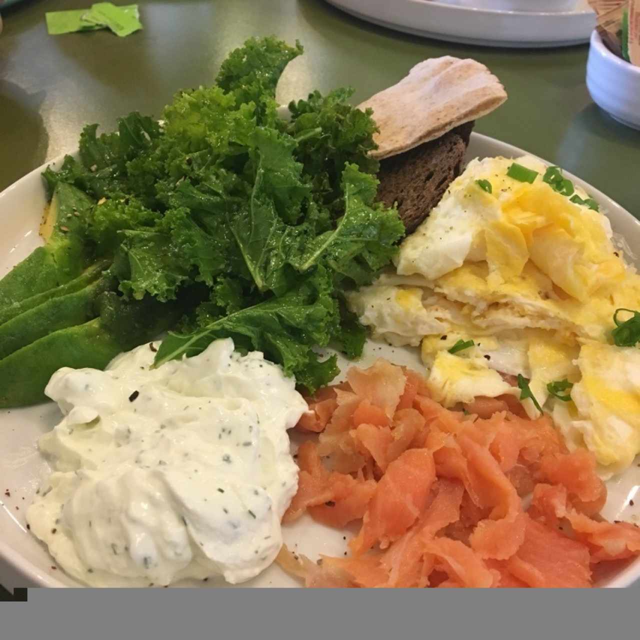 huevos revueltos, salmón ahumado, ensalada de kale