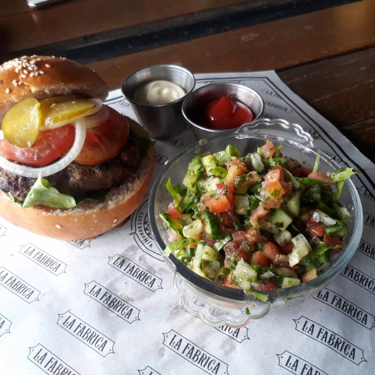 Hamburguesas - Old school con ensalada muy rica y fresca