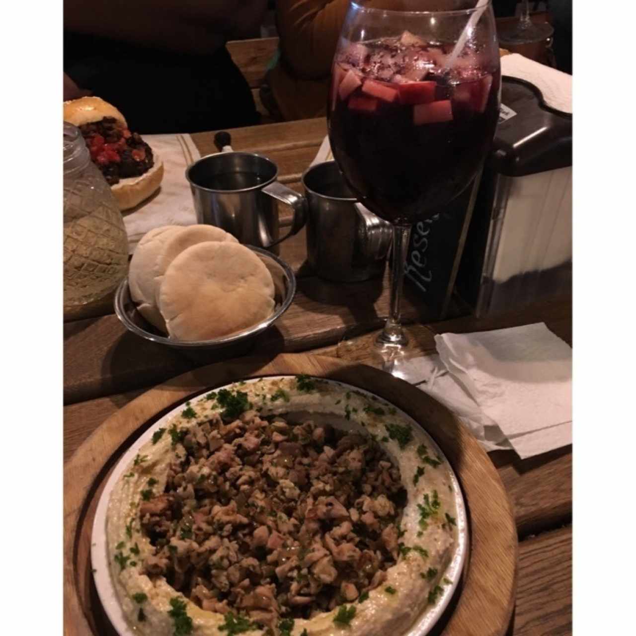 Hummus de Gyro con Sangría de vino tinto