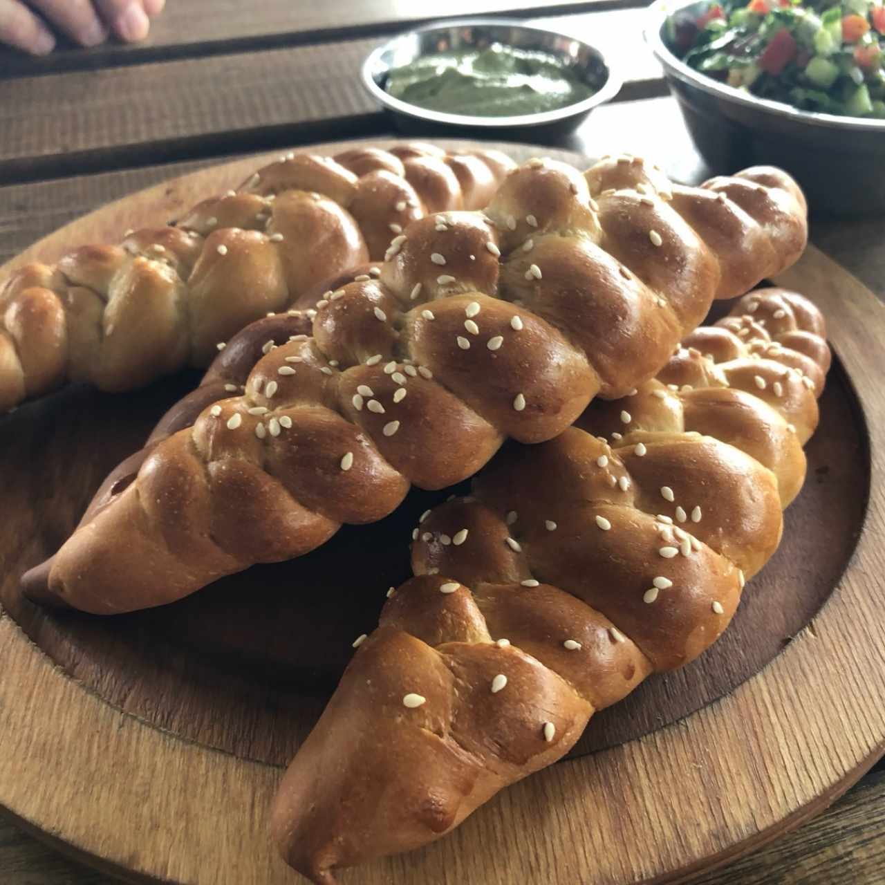 Acompañado con ensalada fresca, ensalada de atún, dos tipos de queso. y pan de la casa.