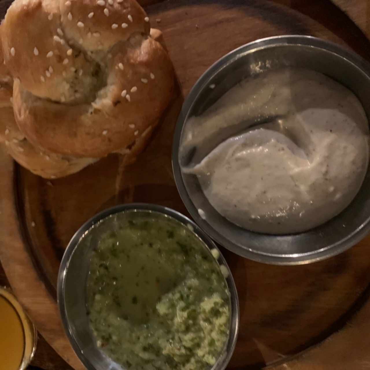 pan de la casa y sus dos salsas