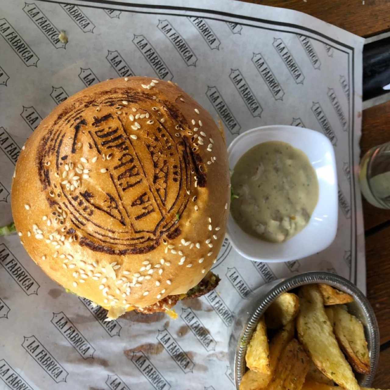 el pan de la Hamburgesa marcado a fuego