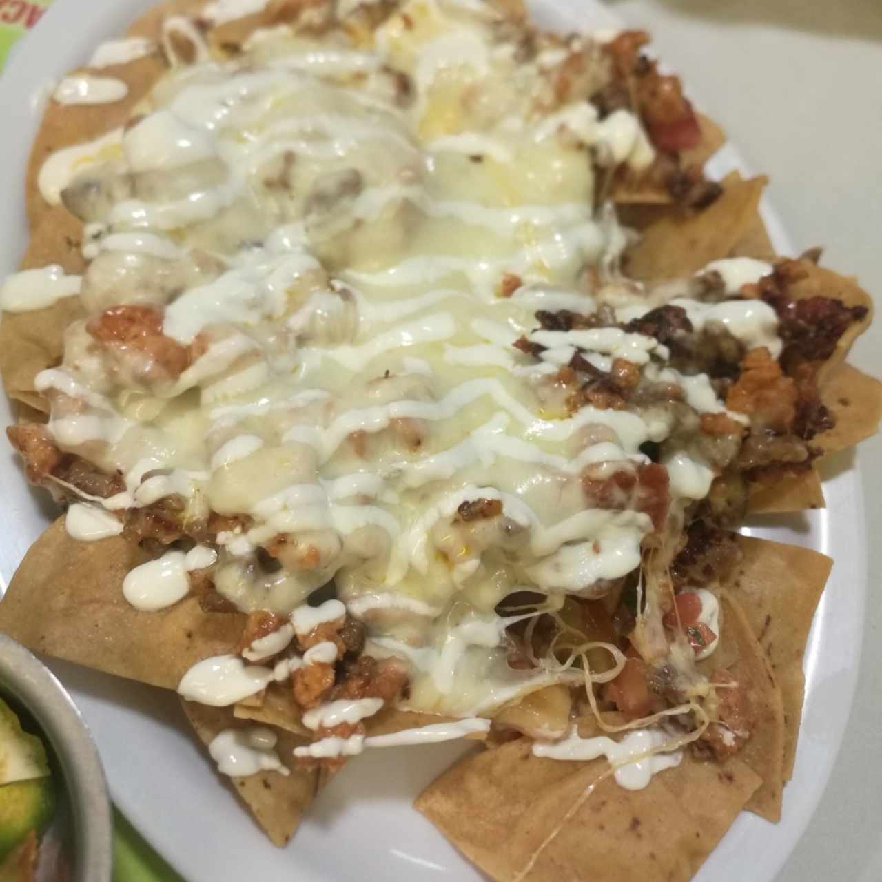 Nachos con queso fundido, bistec y chorizo