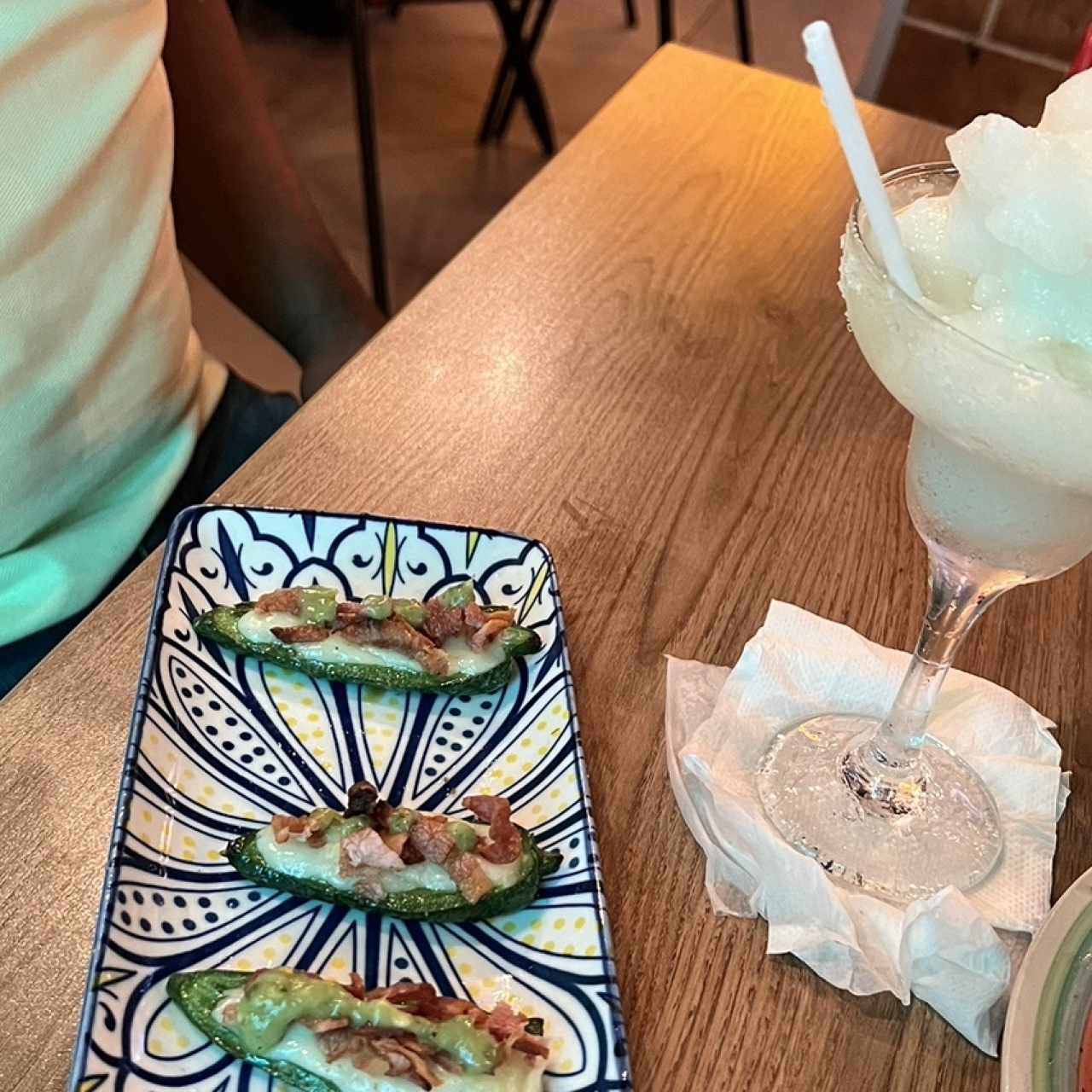 Pepinillo relleno y Margarita de entrada : no son tan picantes como crei, pero tienen un sabor delicioso y el match de la margarita divino