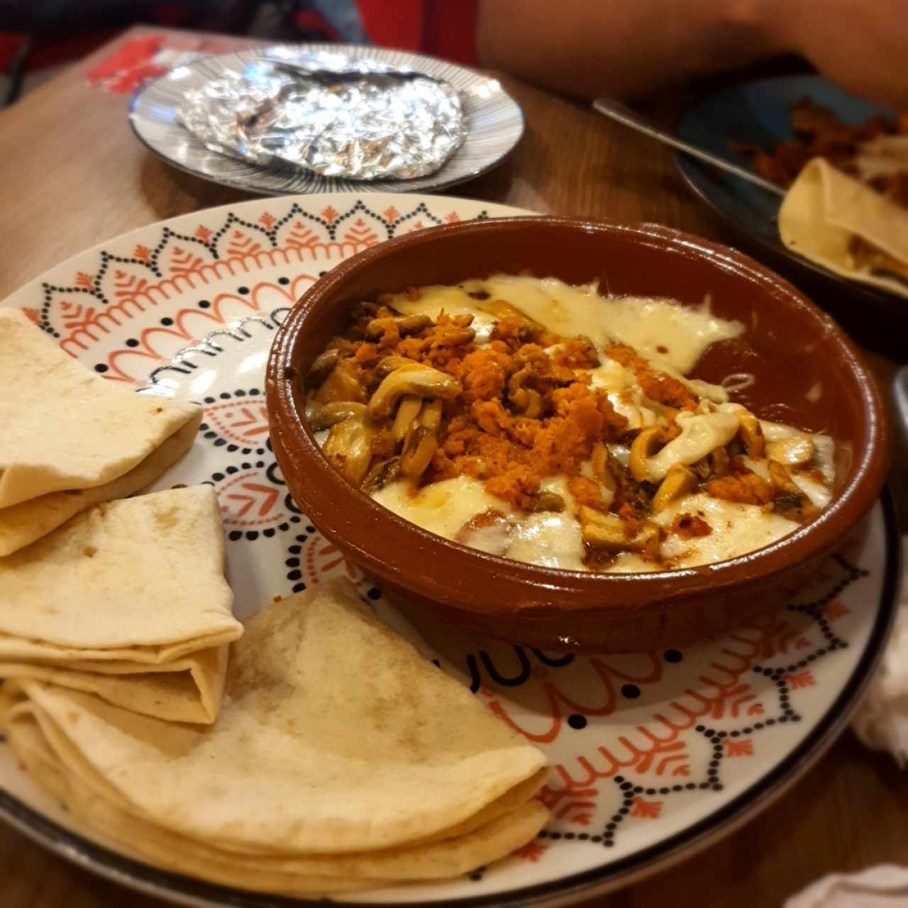 Queso Fundido con Champiñones