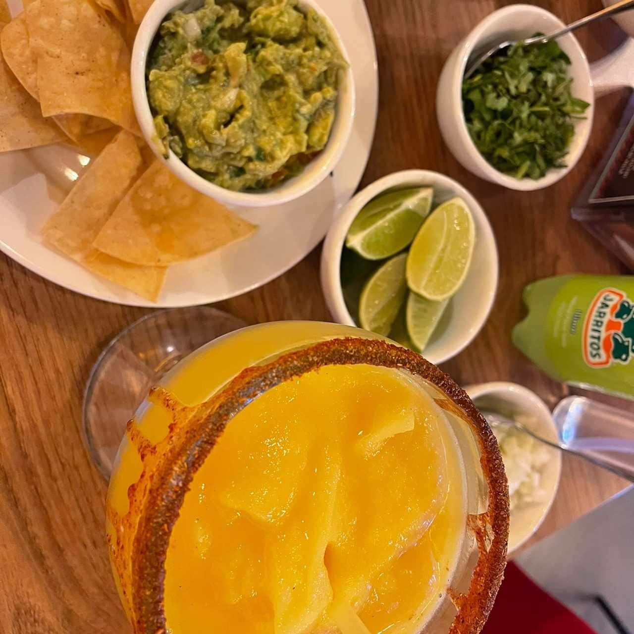 Orden de guacamole y margarita de maracuya 