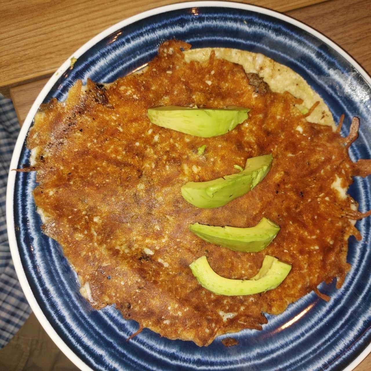 queso con carne y aguacate