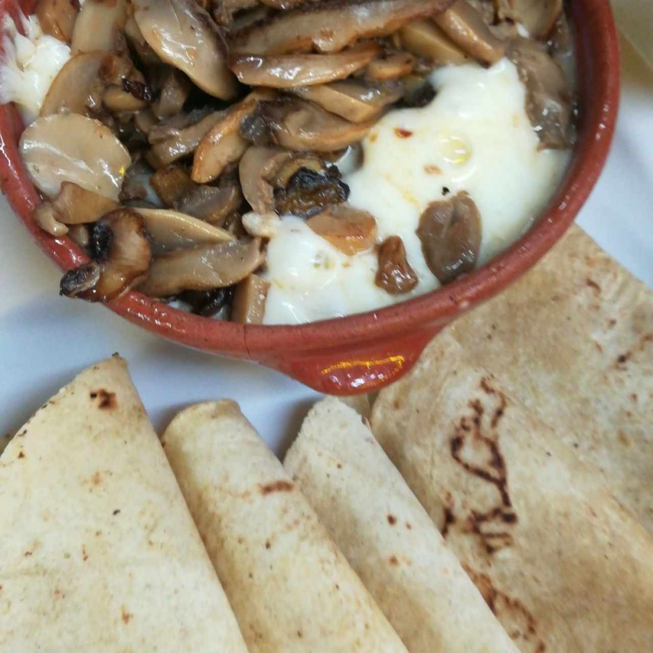 queso fundido con champiñones