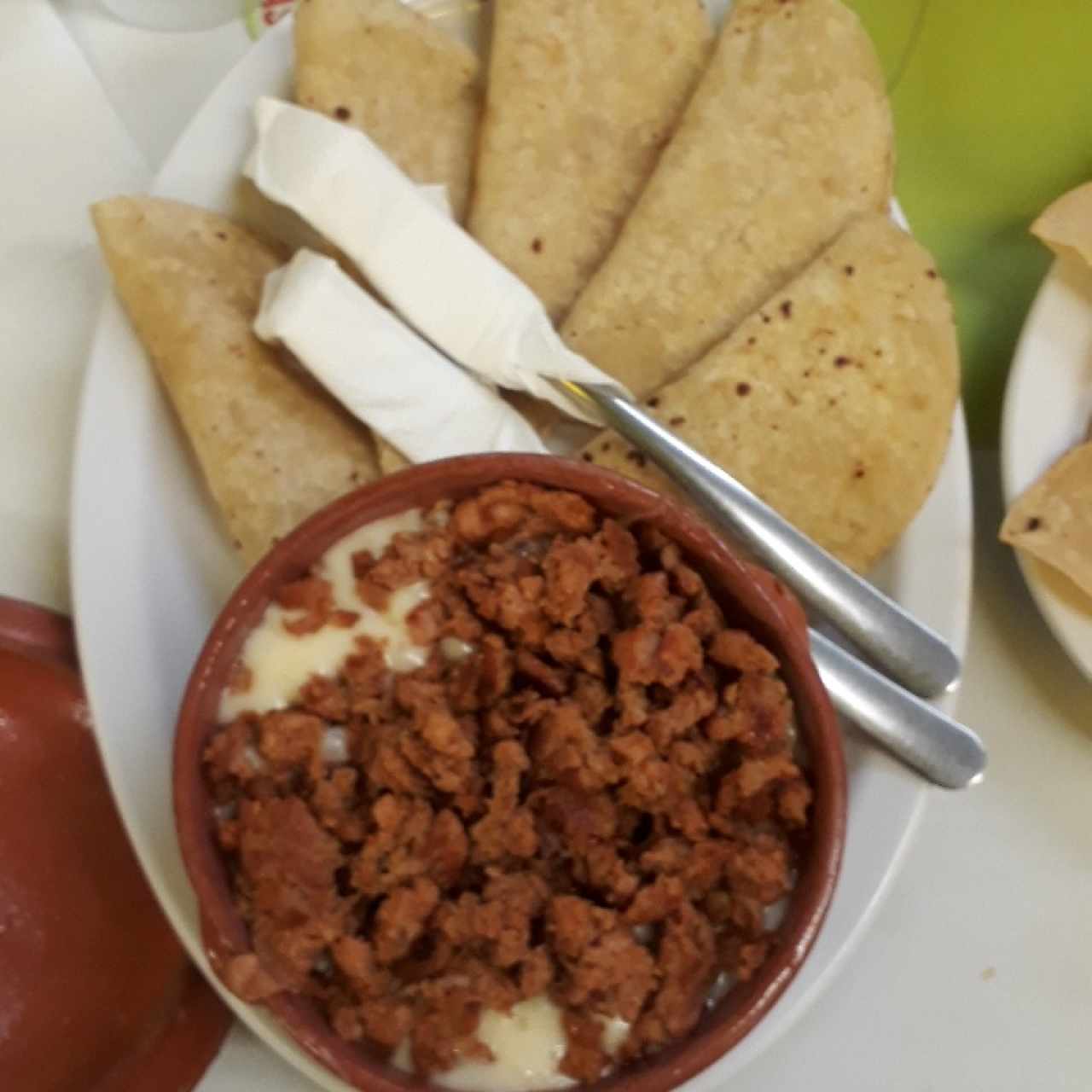 Queso fundido con chorizo