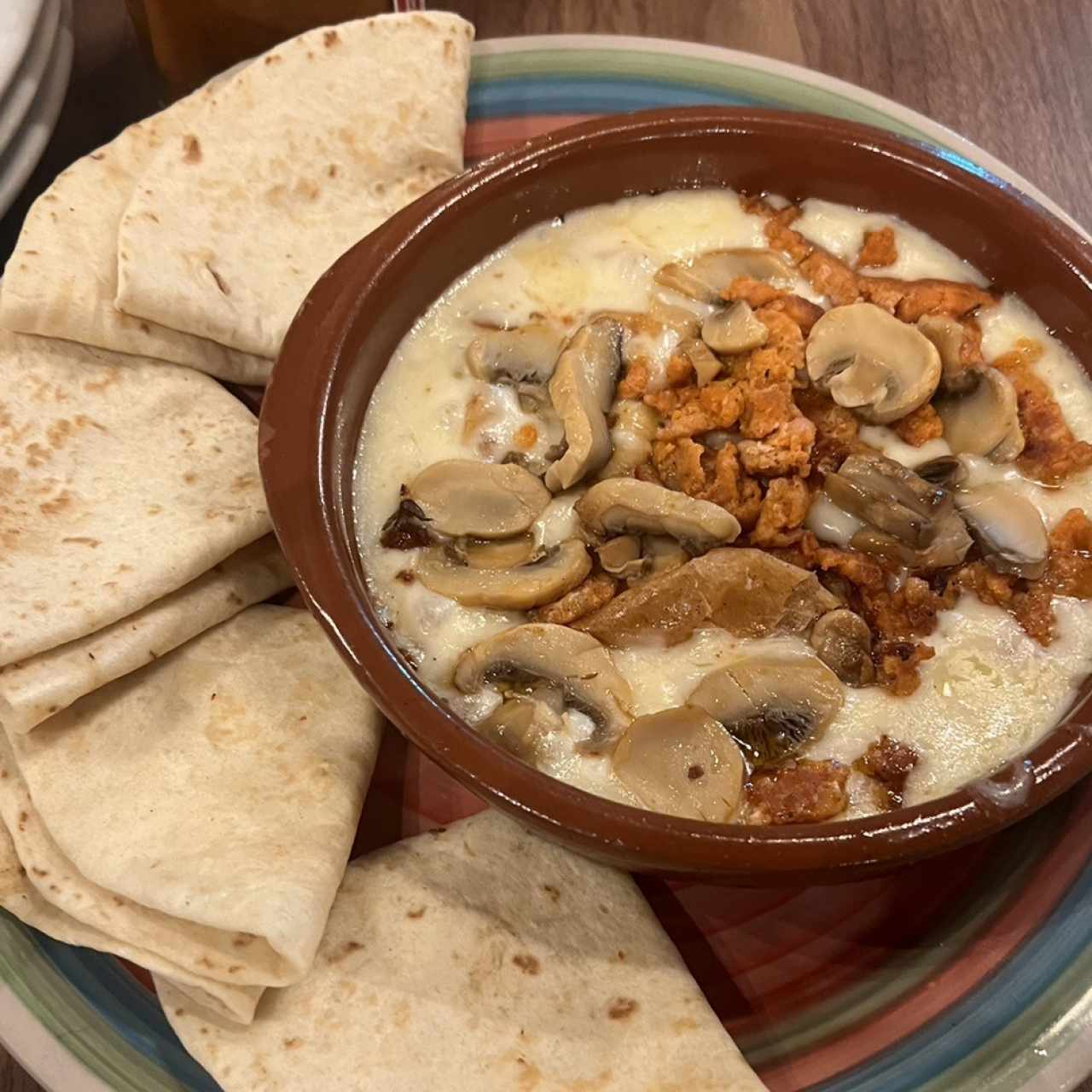 Queso Fundido con Champiñones