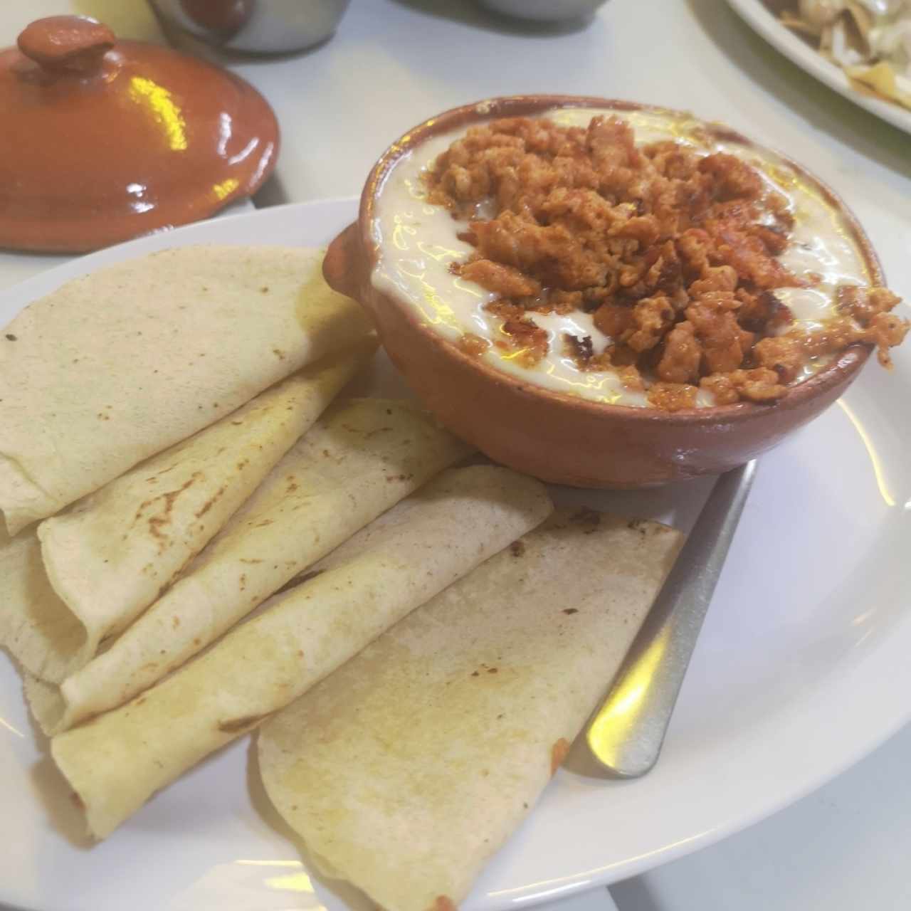 Queso Fundido Con Chorizos