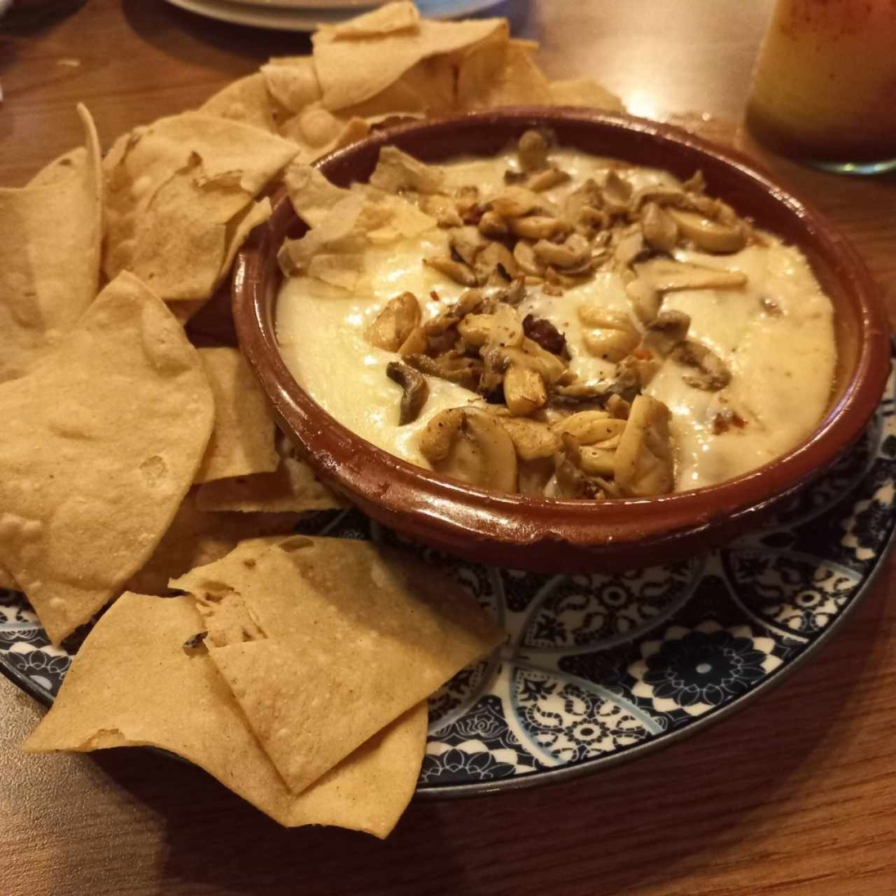 Queso Fundido con Champiñones