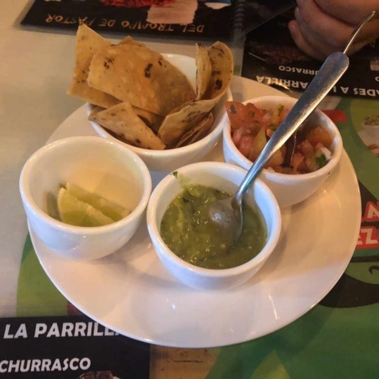 chips con salsas de la casa 