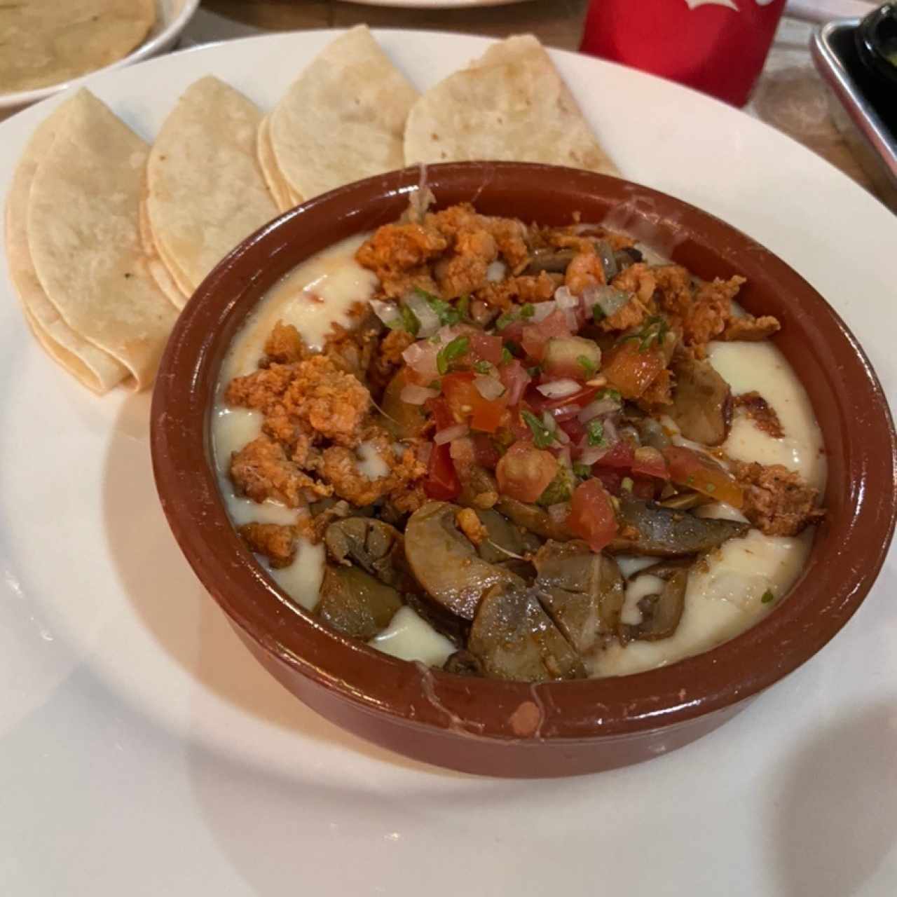 Queso Fundido con Champiñones