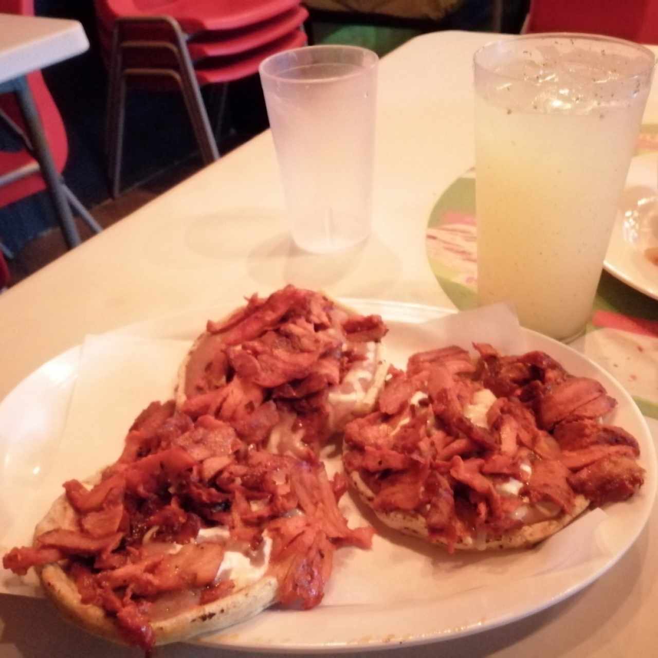 Sopes al pastor y limonada con hierbabuena