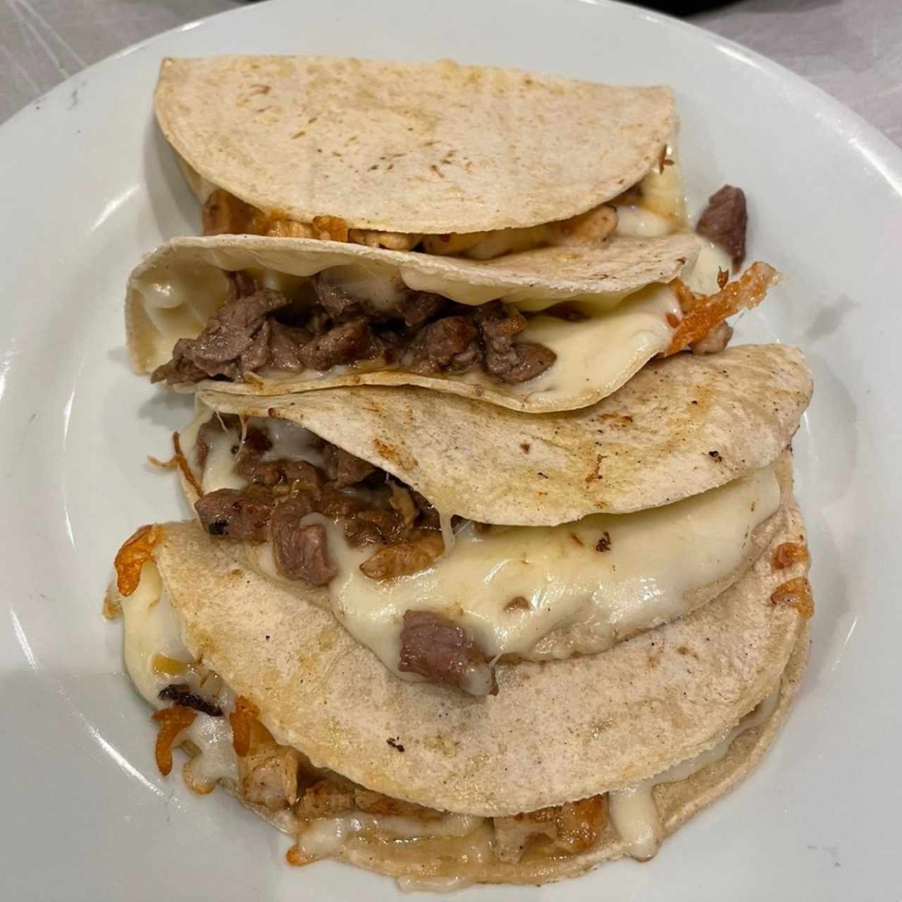 Quesadilla de bistec y pollo