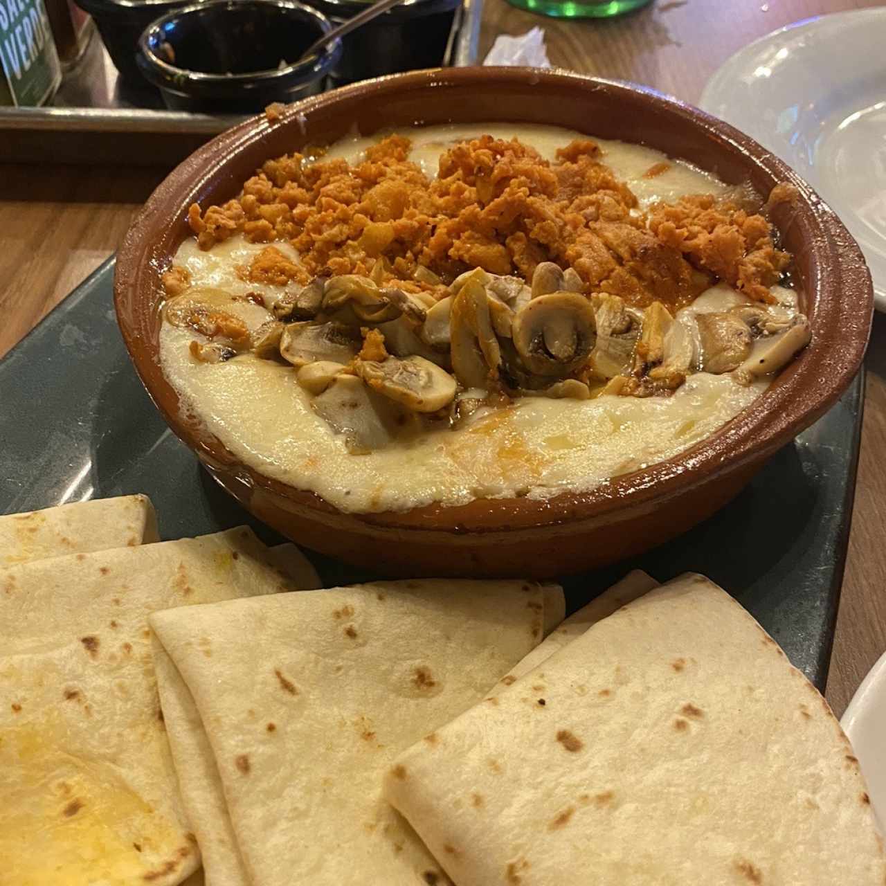 Queso Fundido con Champiñones