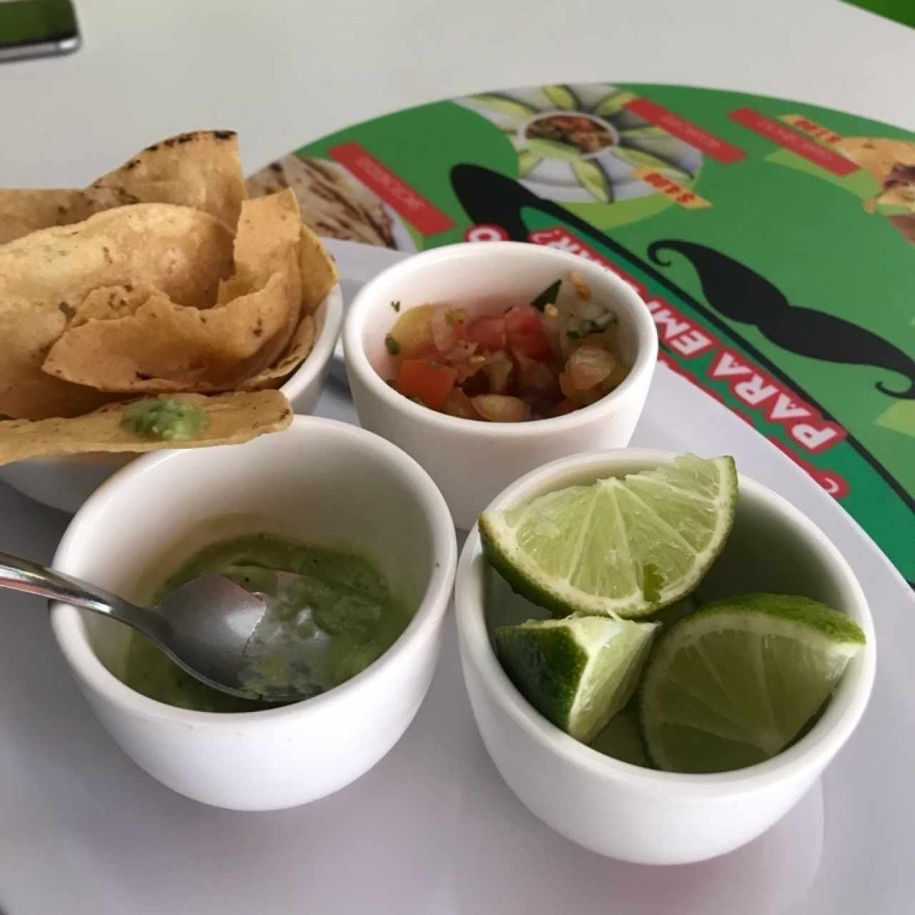 Nachos, pico de gallo, chili y limones