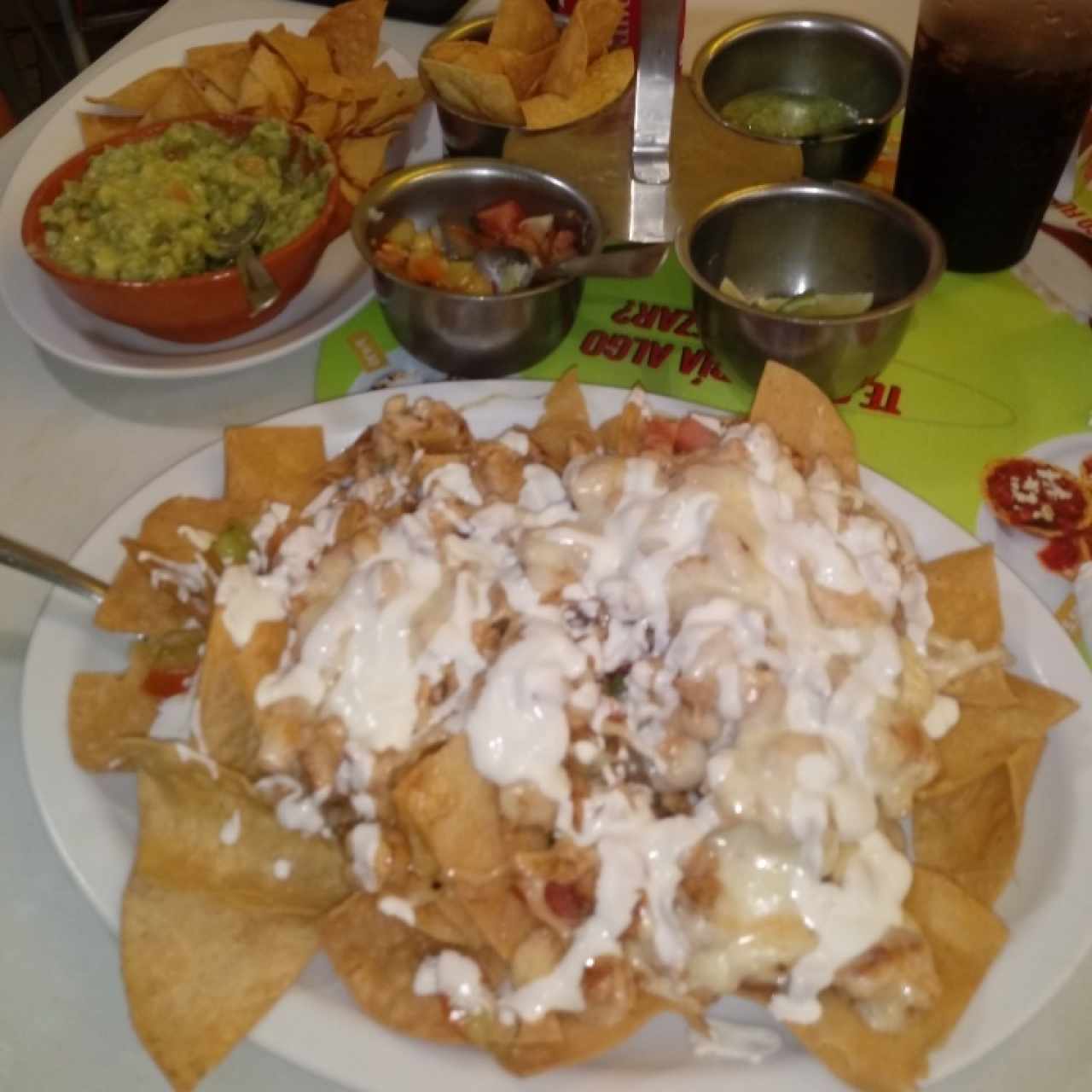 nachis de pollo y guacamole