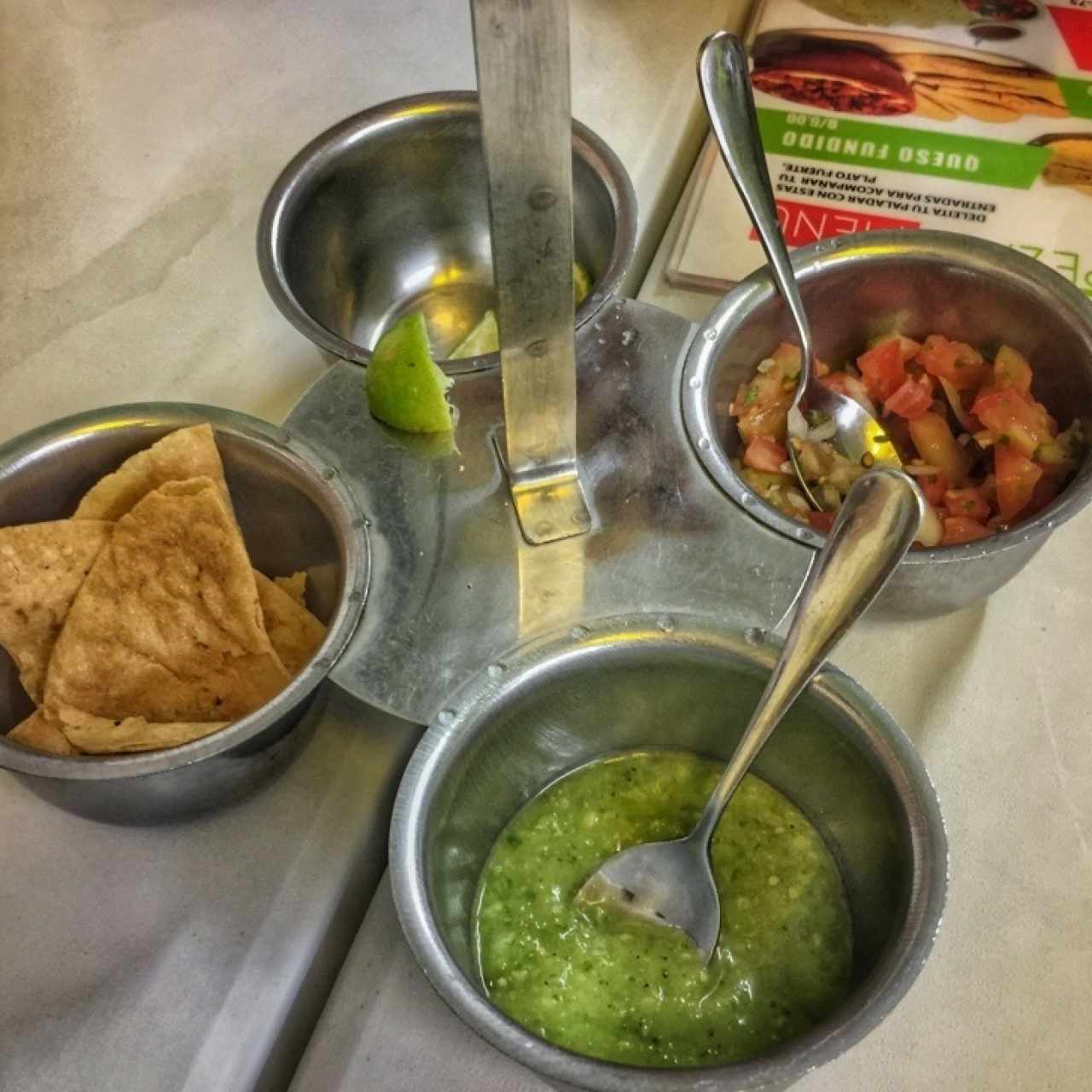 Totopos, salsa picante, pico de gallo y limón